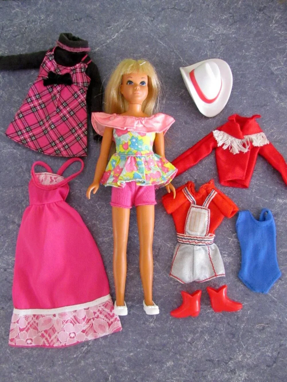 SKIPPER SUNSET MALIBU 1970 w CLOTHES, SHOES, COWGIRL OUTFIT, PINK LACY GOWN